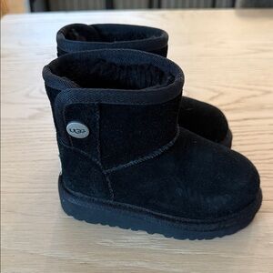 UGG Kids Black Short Suede Boot EUC SZ 6